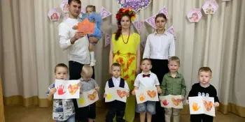 Осень в гости к нам пришла и наших мамочек собрала